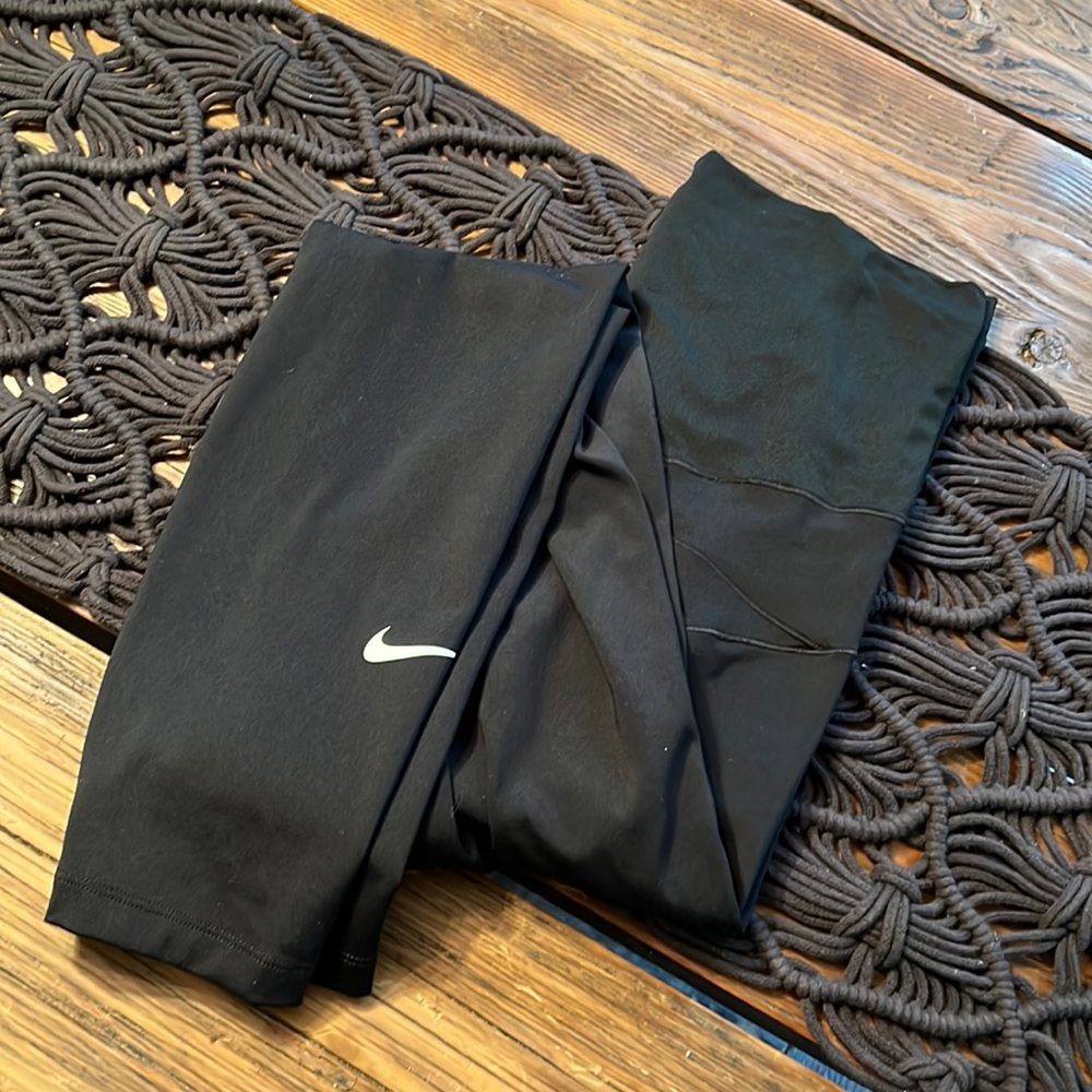 NIKE MATERNITY LEGGINGS.